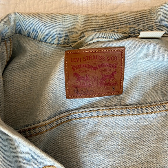 Levi Light Wash Jean Jacket - Picture 6 of 7